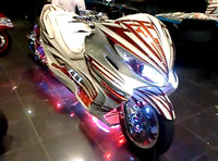 Póngame tres kilos de luces y un cuarto de pintura brillante, más Scooter Tuning extremo japonés