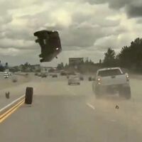 Este Kia que salió volando no tuvo la culpa, pero es la fría prueba de que siempre hay que revisar el auto antes de salir a carretera