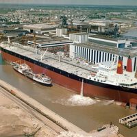 Há tão poucos navios dispostos a atravessar Ormuz que utilizar um petroleiro já custa mais de um milhão de dólares por dia; e vamos sentir isso no posto de gasolina 