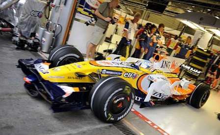 Fernando Alonso marca el mejor tiempo bajo la llovizna de Spa