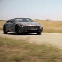 Video: El BMW i8 Roadster ya rueda sin techo en vía pública, pero aún con camuflaje