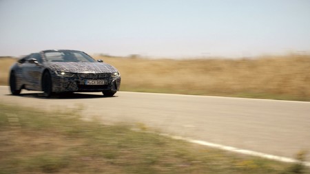 Video: El BMW i8 Roadster ya rueda sin techo en vía pública, pero aún con camuflaje