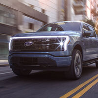 Las marcas están invirtiendo millones en cubrir una necesidad que nadie ha pedido: que los coches proyecten cosas sobre el asfalto