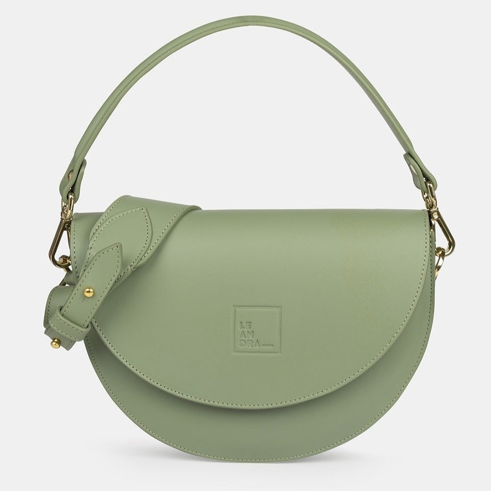 Leandra
Bandolera de mujer multiposición de piel tipo saddle en color verde