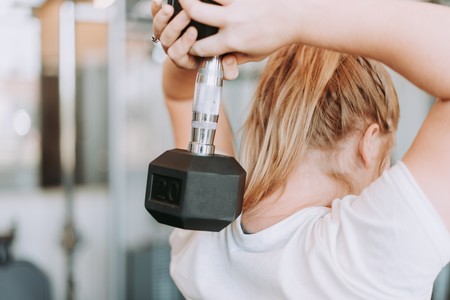 Una rutina full-body que puedes hacer solo con mancuernas para entrenar todo el cuerpo