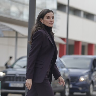 La reina Letizia luce los pendientes de plata que parecen puro lujo, pero sabemos que cuestan menos de 30 euros