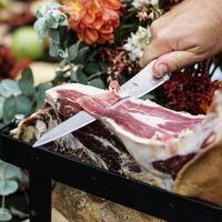 Hoy, 10 de septiembre, Carrefour reta a El Corte Inglés rebajando la pieza de 7,5 kilos de jamón ibérico que va a volar