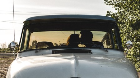 Pareja besándose en su coche