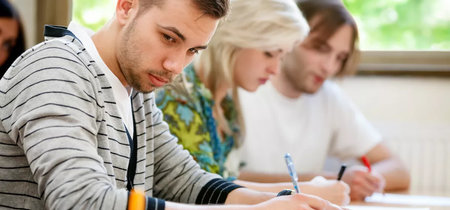 YouTube borra cientos de vídeos que animaban a los estudiantes a hacer trampas 