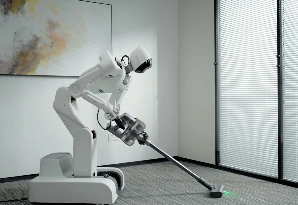 Este robot chino promete hacer las tareas de casa sin rechistar: cocina, pasa la aspiradora y hasta da de comer al gato 