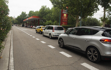 Gasolinera en Zaragoza cola kilométrica para repostar