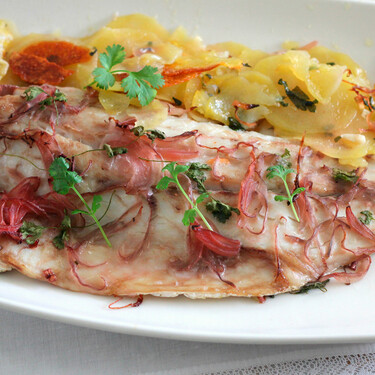 Corvina al horno con patatas, cebolla y cilantro: receta fácil de pescado