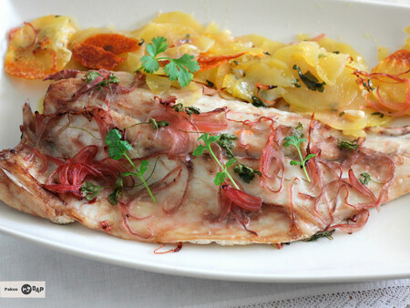 Corvina al horno con patatas, cebolla y cilantro: receta fácil de pescado
