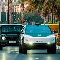 La Tesla Cybertruck se mete en la Patrulla Turística de Lujo en Dubai, y es la metáfora perfecta del engendro de Elon Musk: mucho postureo, poca pick-up