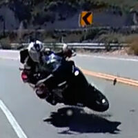 ¡Al suelo! Saca la Yamaha R1 del concesionario hace un mes y explota en plena curva mientras toca rodilla por una piedra