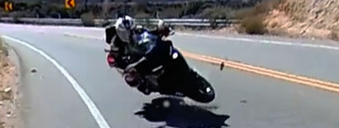 ¡Al suelo! Saca la Yamaha R1 del concesionario hace un mes y explota en plena curva mientras toca rodilla por una piedra