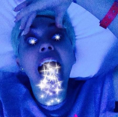 A este paso, Miley Cyrus pasa del hospital a la López Ibor... ¡Se va a volver loca de tanto tiempo ingresada!