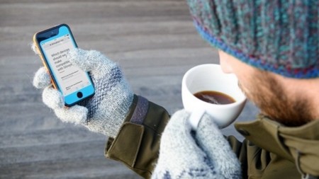 Glovys, la fina lámina transparente que te permite usar el móvil con guantes