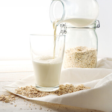 Cómo hacer tu propia leche de avena natural en casa: la receta definitiva paso a paso (mucho más barata) 