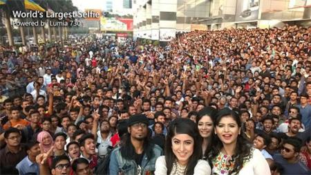 El Nokia Lumia 730 abre la guerra del selfie más populoso, 1.151 personas en una sola foto