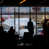 La guerra de Irán ha disparado el precio de la gasolina, pero se va a complicar aún más: los billetes de avión son los próximos en dispararse