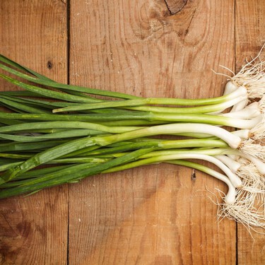 Ajos tiernos o ajetes en primavera: cómo sacar partido en la cocina del ajo inmaduro en el mejor momento de su temporada