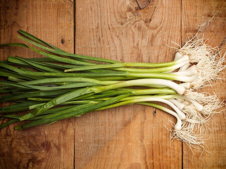 Ajos tiernos o ajetes en primavera: cómo sacar partido en la cocina del ajo inmaduro en el mejor momento de su temporada