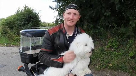 No puedo dejar el perro solo en casa, pues me lo llevo en la moto