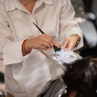 Los peluqueros profesionales coinciden: a partir de los 60 esta es la técnica ideal para integrar las canas de forma elegante 
