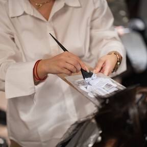 Los peluqueros profesionales coinciden: a partir de los 60 esta es la técnica ideal para integrar las canas de forma elegante 