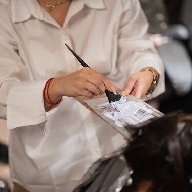 Los peluqueros profesionales coinciden: a partir de los 60 esta es la técnica ideal para integrar las canas de forma elegante 
