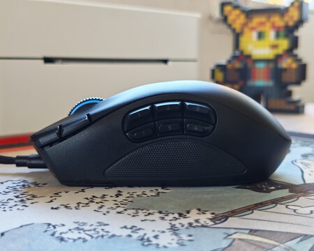 6 botones: el del 'League of Legends'. Son seis botones más grandes, casi similares a unas palanquitas, y son geniales para títulos tipo MOBA. Con seis botones tienes de sobra para los tres ataques, la ulti, algo de utilidad y el flash.