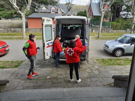 Las autoescuelas ponen a disposición de la Cruz Roja vehículos y conductores para atender a los afectados por el coronavirus