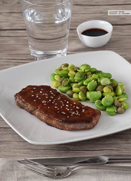 Atún glaseado al miso con ensalada de habas tiernas: receta saludable