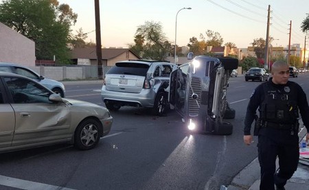 Uno de los autónomos de prueba de Uber choca en Arizona y la compañía detiene el programa