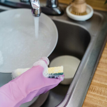 Por qué es mejor no echar el lavavajillas directamente en el estropajo al lavar los platos: casi nadie lo hace bien 