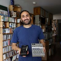 Tiene casi 40 años grabando conciertos en secreto: hoy su colección de más de 10,000 grabaciones ya está en internet 