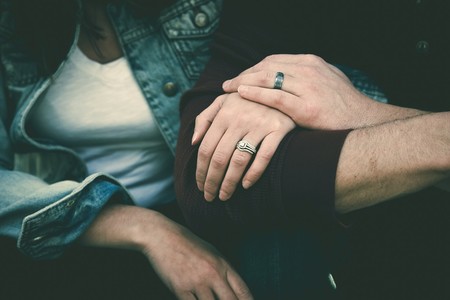pareja de la mano
