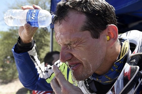 Nueve consejos útiles para sobrevivir al calor en moto y no aparcarla en verano