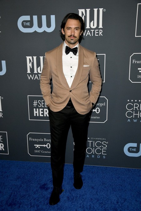 Milo Ventimiglia le da un giro al smoking claro para su look de los Critics' Choice Awards