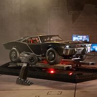 Más que un juguete: este Batmóvil teledirigido a todo detalle cuesta 433 euros, y viene hasta con Batcueva