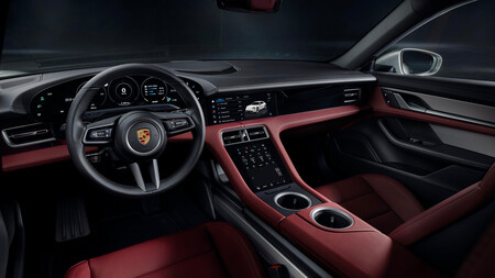 Porsche Taycan interior negro y rojo.