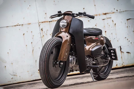 Llantas lenticulares, marrón y negro para esta espectacular preparación de una Honda Super Cub