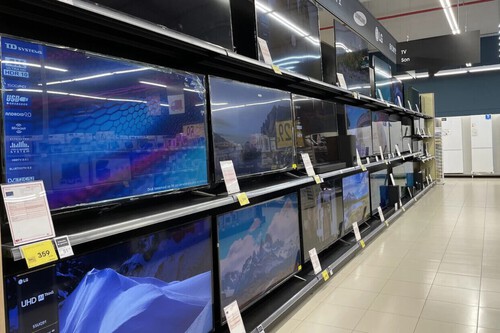 El Corte Inglés está cerrando sus outlet y rebaja a más de la mitad de precio teles Samsung 8K de 65 pulgadas y más 