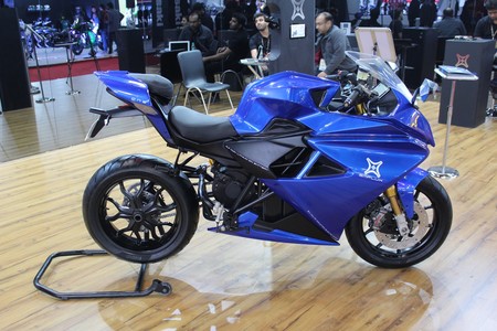 Emflux retrasa su primera moto eléctrica y anuncia una streetfighter más barata