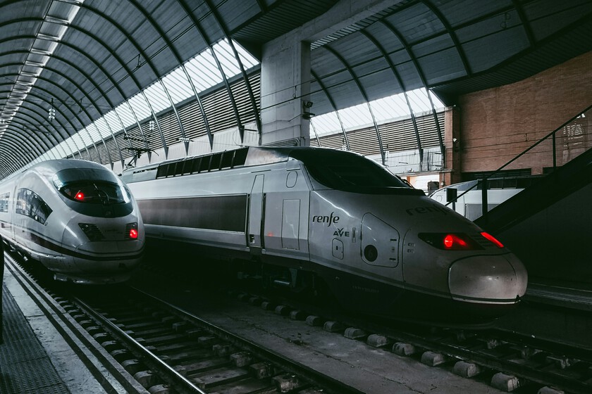 Tren de alta velocidad en una estación