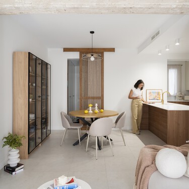 Una nieta heredó la casa de su abuela en Valencia y decidió reformarla con un resultado espectacular: un precioso piso de diseño en blanco y madera