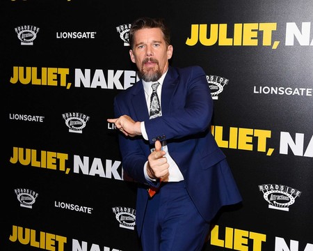 Así se arruina un perfecto look de verano, por Ethan Hawke en la premiere de 'Juliet, Naked'