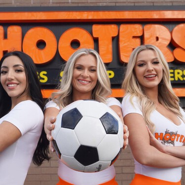El nuevo Hooters quiere dar menos 'carne' y más salsa de mantequilla: así regresará el líder de los 'tetaurantes' americanos 