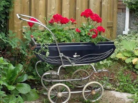 Un nuevo uso para el carrito del bebé: convertirlo en macetero
